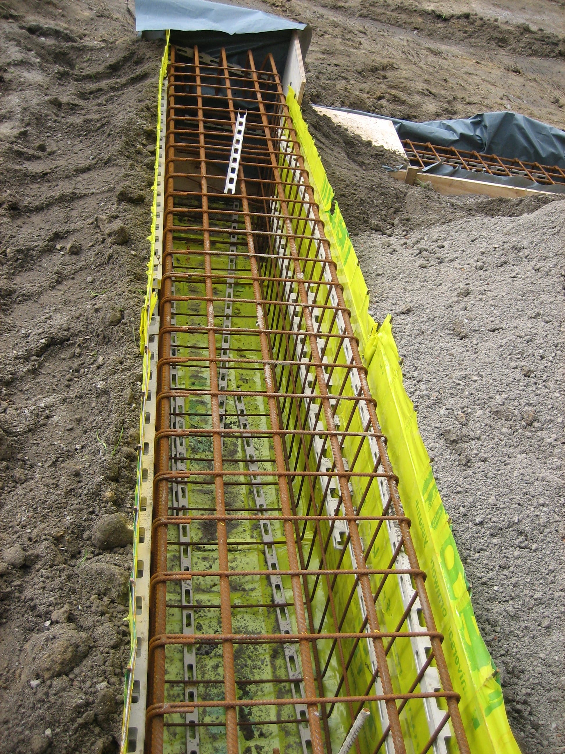Betonwanden gieten op de werf